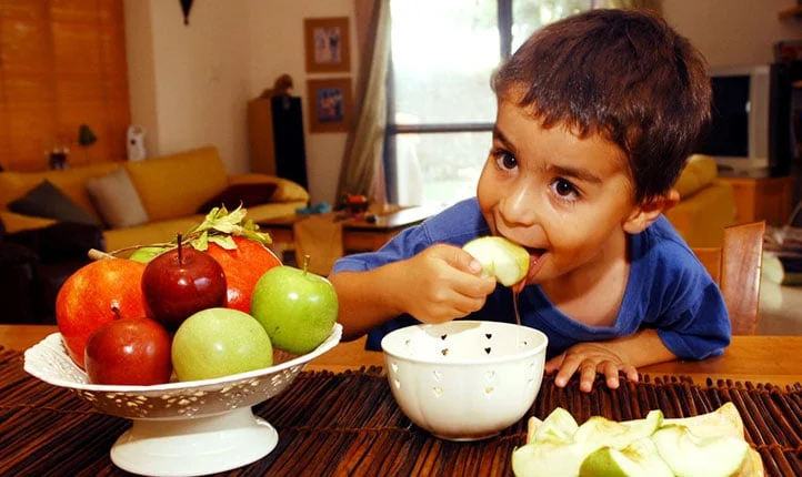 کودک در حین خوردن عسل