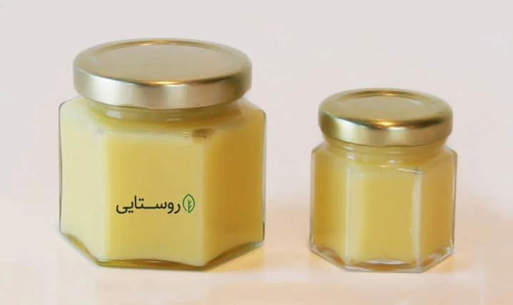 ژل رویال نگهداری شده در ظرف مخصوص