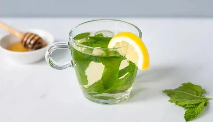 نوشیدنی چای و نعناع و عسل